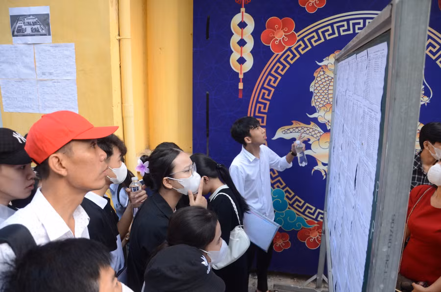 Thí sinh xem danh sách phòng thi.