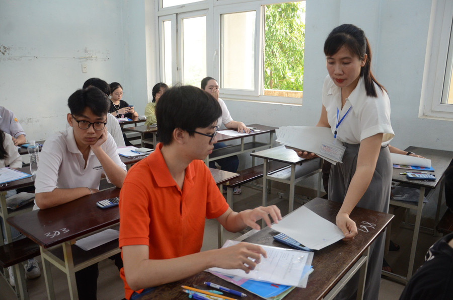 Thí sinh vào phòng nhận giấy nháp và chuẩn bị nhận đề làm bài thi. Thí sinh vào phòng nhận giấy nháp và chuẩn bị nhận đề làm bài thi.