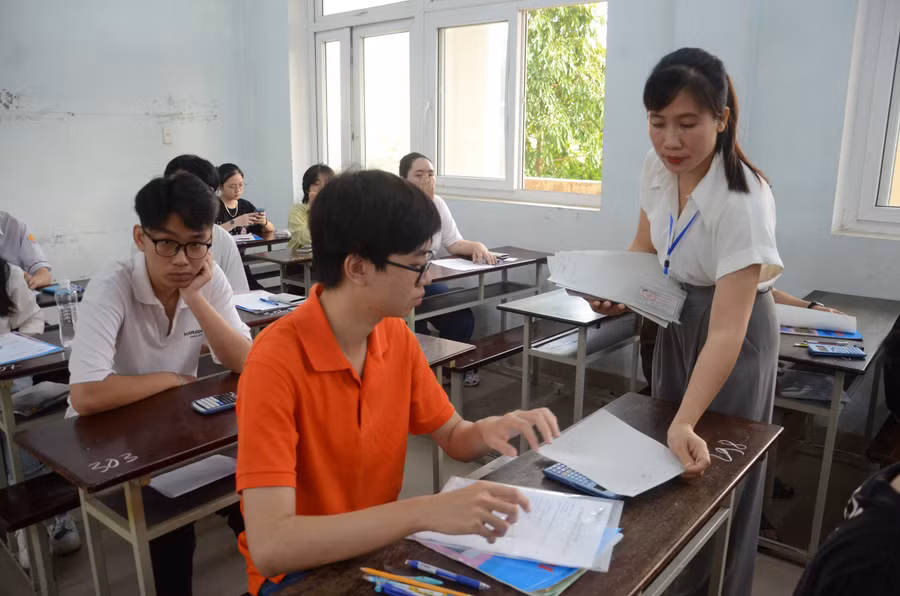 Thí sinh vào phòng nhận giấy nháp và chuẩn bị nhận đề làm bài thi.