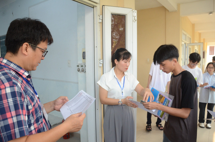 Thí sinh làm thủ tục vào phòng thi. Thí sinh làm thủ tục vào phòng thi.