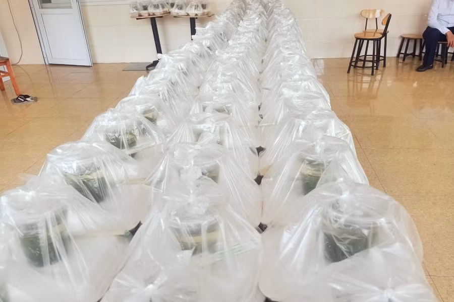 200 suất cơm được VP Báo GD&amp;TĐ khu vực MT-TN chuẩn bị chu đáo để trao đến những bệnh nhân nghèo cùng thân nhân tại Bệnh viện Đa khoa Hà Tĩnh.