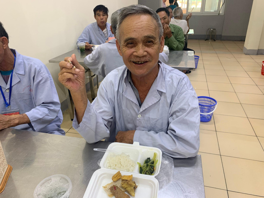 Theo chia sẻ của các bệnh nhân, suất cơm rất ngon, sạch sẽ, đủ chất dinh dưỡng... Theo chia sẻ của các bệnh nhân, suất cơm rất ngon, sạch sẽ, đủ chất dinh dưỡng...