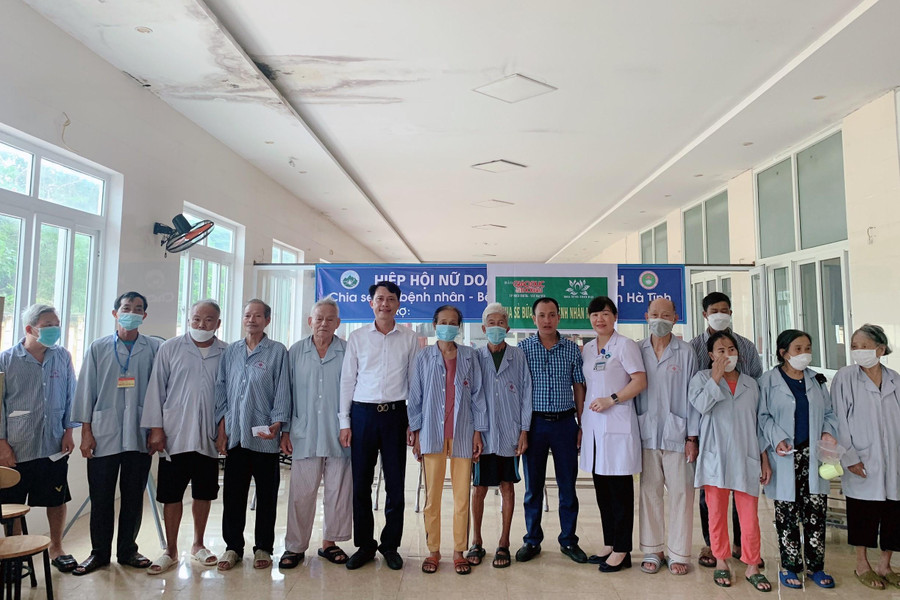 Những bữa cơm miễn phí mà VP Báo GD&TĐ khu vực MT-TN thực hiện thể hiện tinh thần cho đi, tinh thần vì cộng đồng. Những bữa cơm miễn phí mà VP Báo GD&TĐ khu vực MT-TN thực hiện thể hiện tinh thần cho đi, tinh thần vì cộng đồng.