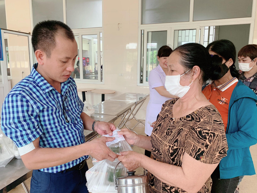 Nhận được những suất cơm từ VP Báo GD&TĐ khu vực MT-TN, các bệnh nhân nghèo rất cảm động. Nhận được những suất cơm từ VP Báo GD&TĐ khu vực MT-TN, các bệnh nhân nghèo rất cảm động.