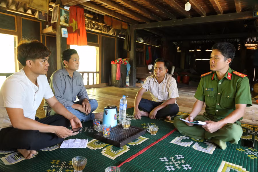 Để có tiền chuộc con, anh Ray phải bán trâu, người thân cũng vay mượn khắp nơi.