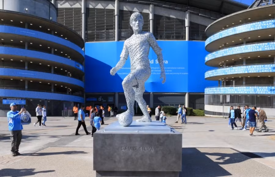 Tượng huyền thoại Man City David Silva.