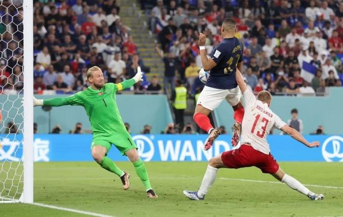 Mbappe ghi cú đúp giúp Pháp giành vé đầu tiên vào vòng 16 đội World Cup 2022. Mbappe ghi cú đúp giúp Pháp giành vé đầu tiên vào vòng 16 đội World Cup 2022.