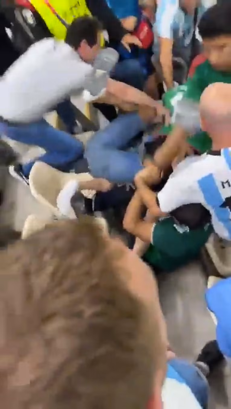 Hình ảnh các cổ động viên Argentina và Mexico tẩn nhau trên khán đài sân Lusail ở Qatar.