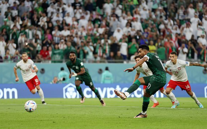 Salem Aldawsari sút hỏng phạt đền khiến Ả rập Xê-út bại trận trước Ba Lan. Salem Aldawsari sút hỏng phạt đền khiến Ả rập Xê-út bại trận trước Ba Lan.