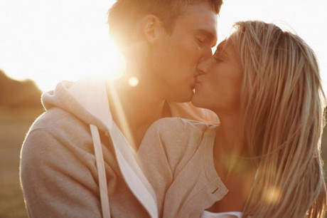 Hàng loạt bệnh nguy hiểm có thể lây truyền qua một nụ hôn - Ảnh 2 Hang loat benh nguy hiem co the lay truyen qua mot nu hon - Anh 2