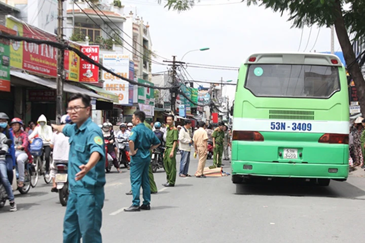 Người phụ nữ tàn tật 53 tuổi bị xe buýt cán tử vong