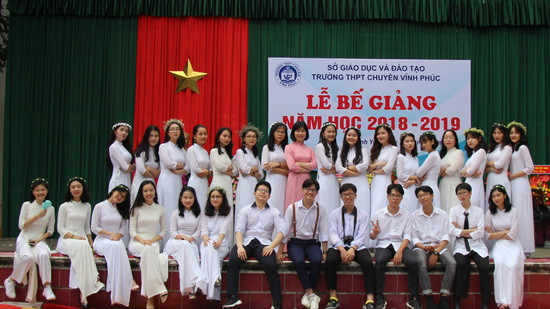 Nguyễn Thùy Lê (hàng trên, đứng thứ 6 từ trái sang) trong bức ảnh chụp cùng cô giáo và các bạn trong lễ bế giảng năm học. Nguyễn Thùy Lê (hàng trên, đứng thứ 6 từ trái sang) trong bức ảnh chụp cùng cô giáo và các bạn trong lễ bế giảng năm học.