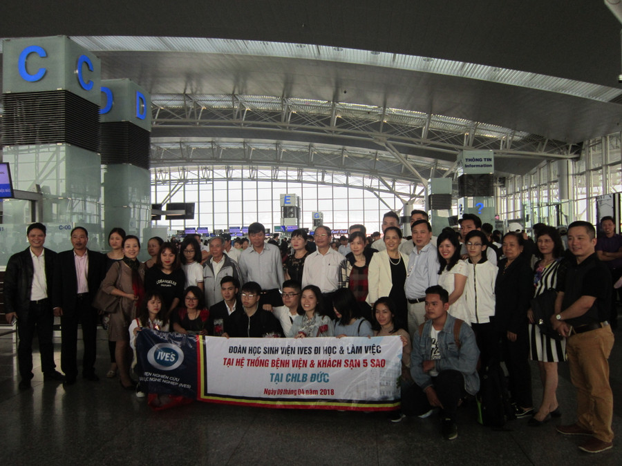 Đoàn du học sinh chụp ảnh lưu niệm cùng thầy cô và gia đình