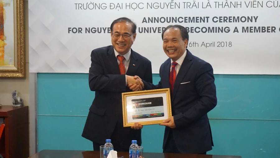 TS Nguyễn Tiến Luận, Hiệu trưởng Trường đại học Nguyễn Trãi (bên phải) nhận chứng nhận là thành viên của Korcham