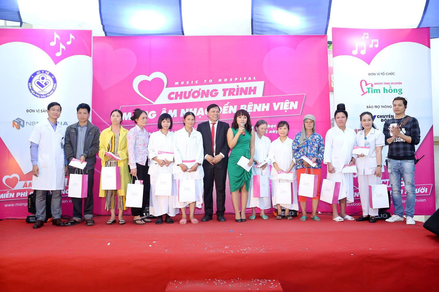 Chương trình "Mang âm nhạc đến bệnh viện" đã mang lại tiếng cười cho những người bệnh Chương trình "Mang âm nhạc đến bệnh viện" đã mang lại tiếng cười cho những người bệnh