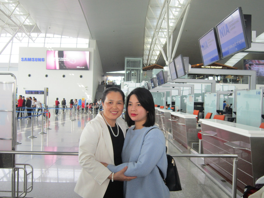 Chị Nguyễn Thị Hiếu cùng con gái chuẩn bị lên đường du học