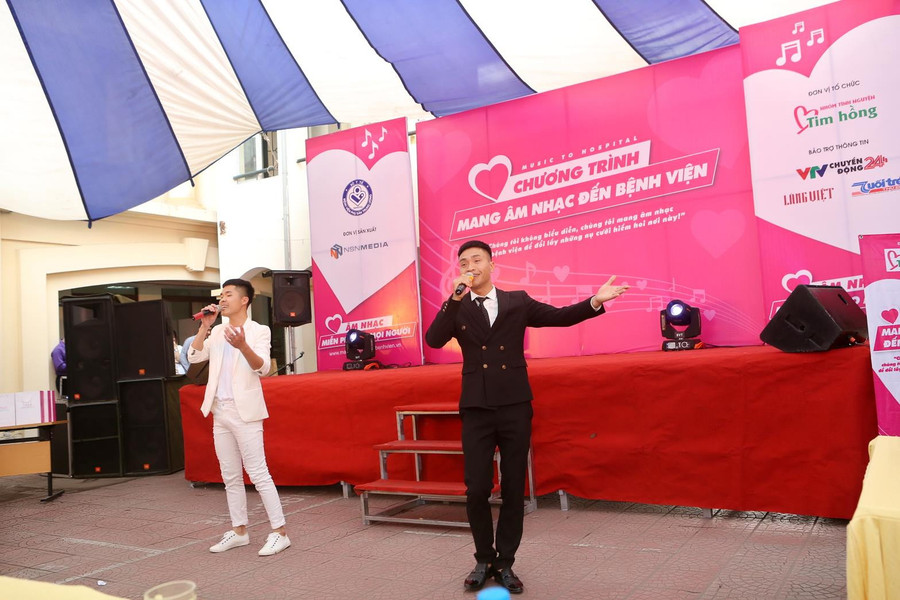 Cặp đôi Lê Tiến – Lê Linh trổ tài kết hợp hai giọng nam – nữ Cặp đôi Lê Tiến – Lê Linh trổ tài kết hợp hai giọng nam – nữ