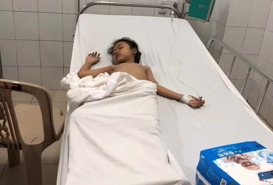 Bác sĩ chấn đoán Yến mắc bệnh viêm màng não cấp và được chuyển vào điều trị tại Bệnh viện TW Huế.