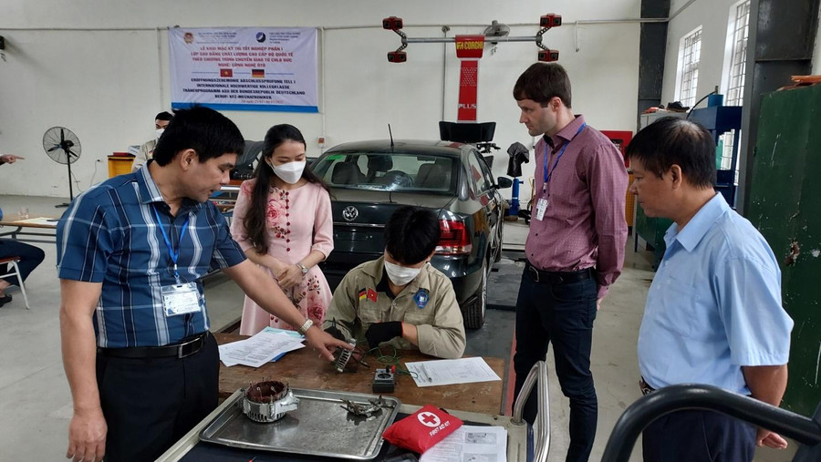 Sinh viên Trường Cao đẳng Kỹ thuật Việt - Đức Hà Tĩnh thi thực hành tốt nghiệp ngành kỹ thuật ô tô.