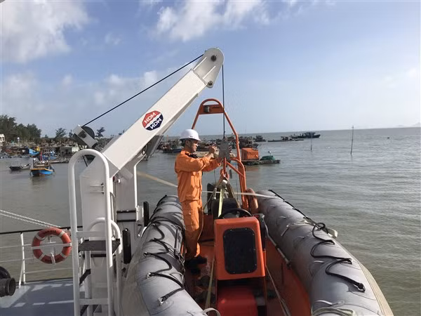 Anh Trần Văn Khôi kiểm tra, bảo trì thiết bị trên tàu SAR 412 trong những ngày không đi cứu nạn.