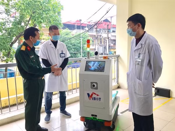Robot hỗ trợ trong điều trị bệnh nhân mắc Covid-19.