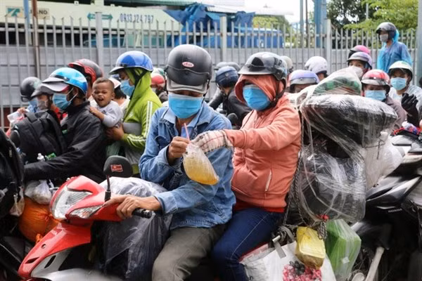 Dòng người lao động hồi hương tránh dịch là bức tranh khiến không ít người trăn trở.