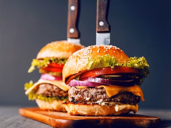 Thịt tạo ra trong phòng thí nghiệm của công ty Meatable của Hà Lan trong một cái bánh Hamburger.