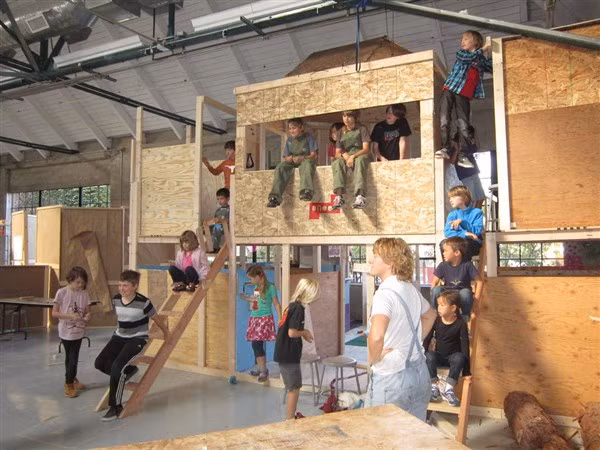 Học sinh tại Brightworks thoả sức leo trèo.