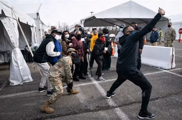 Người dân tại một điểm tiêm chủng tại Mỹ.