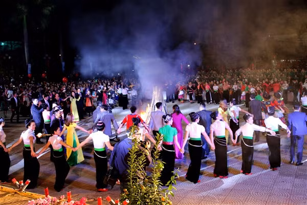 Vòng xèo đoàn kết là một trong những điểm nhấn đặc trưng của Lễ hội Hoa Ban