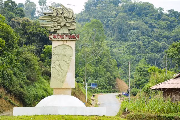 Dự kiến năm 2022, Điện Biên sẽ lần đầu tiên đưa vào khai thác sản phẩm du lịch có tên gọi “Theo dấu chân Đại tướng từ Pha Đin tới Điện Biên Phủ”, với điểm đến là Sở Chỉ huy Chiến dịch Điện Biên Phủ đặt tại Mường Phăng.