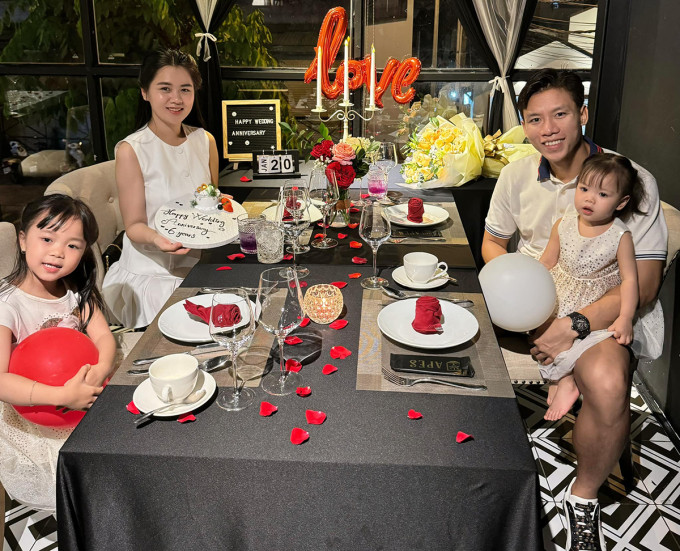 Quế Ngọc Hải và vợ con trong bữa tối kỷ niệm 6 năm ngày cưới. Ảnh: Facebook Quế Ngọc Hải. Quế Ngọc Hải và vợ con trong bữa tối kỷ niệm 6 năm ngày cưới. Ảnh: Facebook Quế Ngọc Hải.