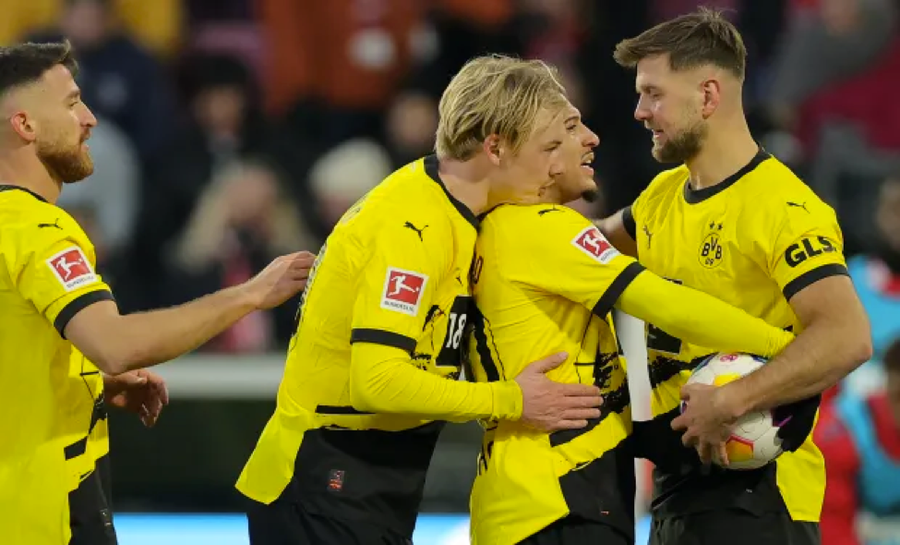 Sancho giật bóng từ tay Fullkrug. Sancho giật bóng từ tay Fullkrug.