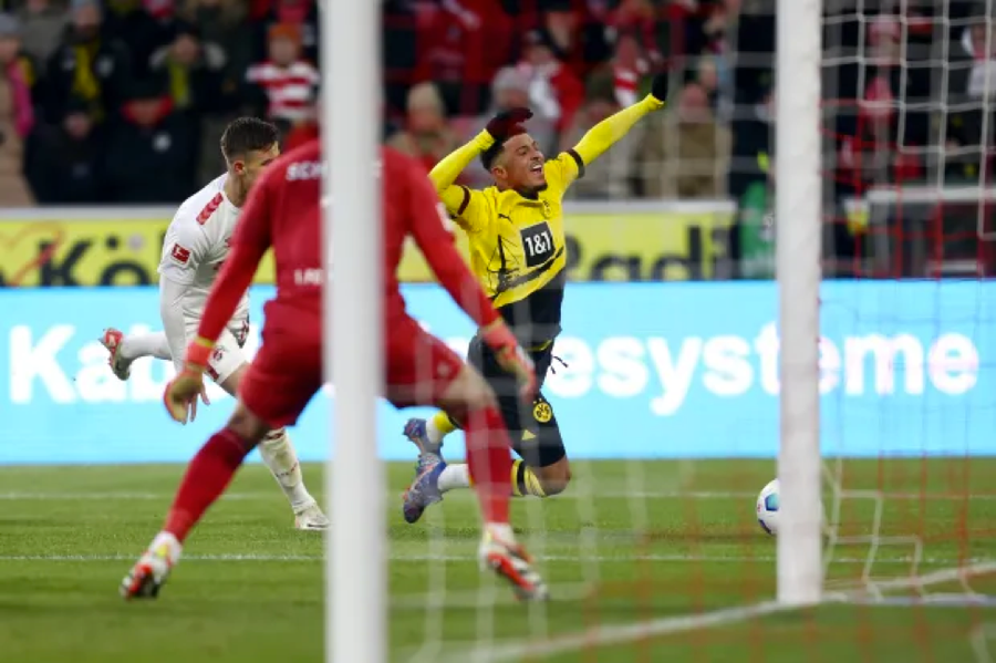 Jadon Sancho kiếm được quả phạt đền… Jadon Sancho kiếm được quả phạt đền…