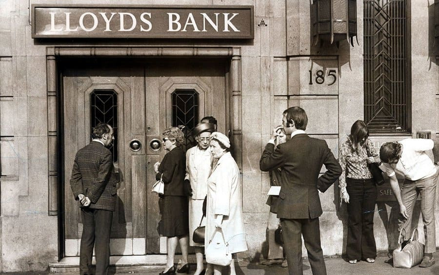 Ảnh chụp trước cửa Lloyds hôm 12/9, khi bọn trộm đang 'khoắng' tiền bên trong. Ảnh chụp trước cửa Lloyds hôm 12/9, khi bọn trộm đang 'khoắng' tiền bên trong.
