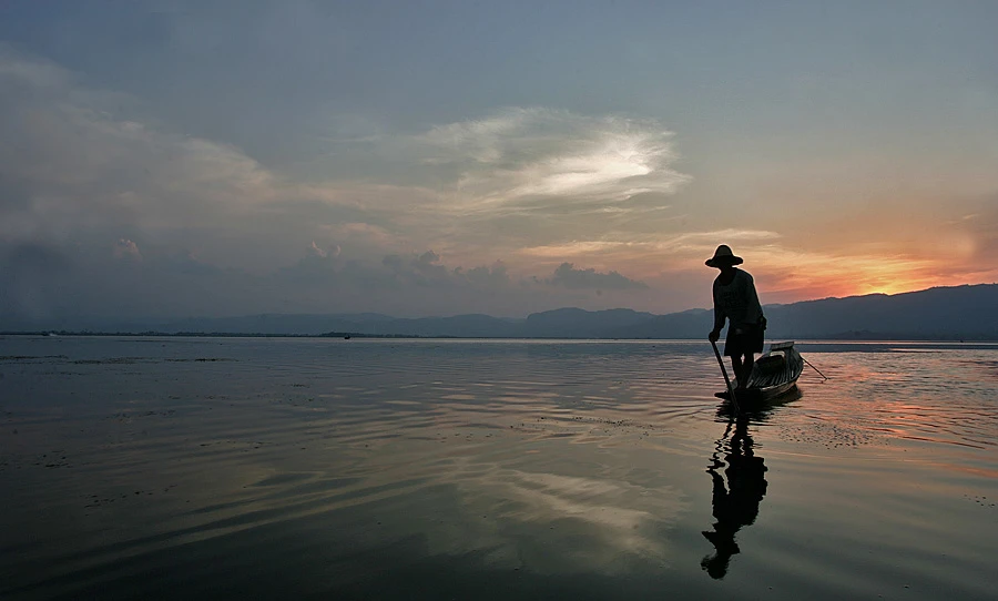 Dưới bóng hoàng hôn rực đỏ.