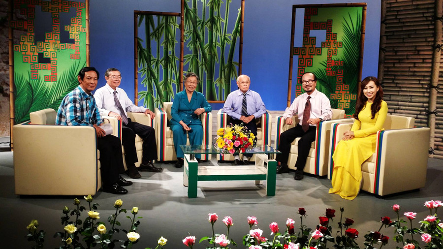 Nhạc sĩ Trương Quang Lục (thứ 3 từ phải sang) và các nhạc sĩ trong một chương trình truyền hình. Ảnh: NVCC Nhạc sĩ Trương Quang Lục (thứ 3 từ phải sang) và các nhạc sĩ trong một chương trình truyền hình. Ảnh: NVCC