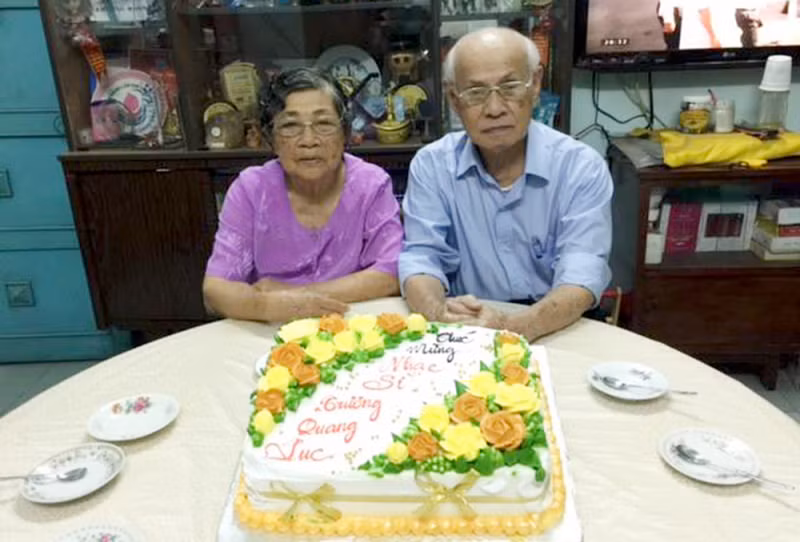 Nhạc sĩ Trương Quang Lục và vợ. Ảnh: NVCC.