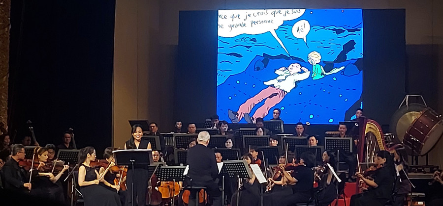 Tiểu thuyết 'Hoàng tử bé' có phiên bản giao hưởng kết hợp với kể chuyện, trình chiếu tranh minh họa. Ảnh: Bình Thanh.