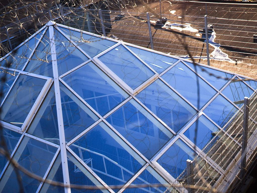 Giếng trời hình kim tự tháp tại chi nhánh Västberga của G4S tại Stockholm, Thụy Điển.