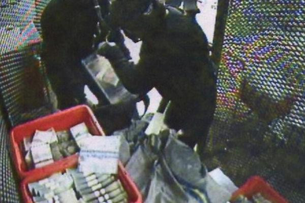 CCTV ghi lại cảnh 3 tên cướp vơ vét tiền trong kho bạc.