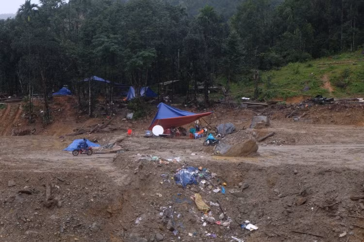 Thôn 1, xã Trà Leng, huyện Nam Trà My, tỉnh Quảng Nam giờ đã bị vùi trong lớp đất đá.