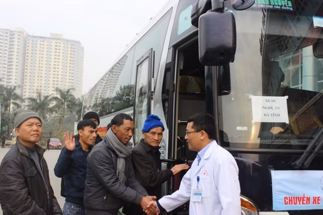 Bác sĩ bệnh viện K chia tay bệnh nhân về quê đón Tết