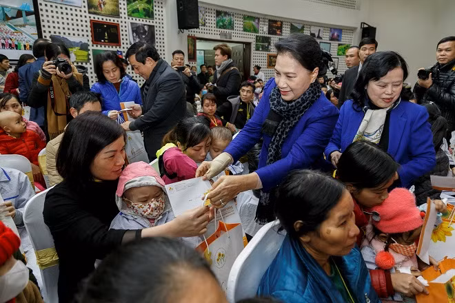 Bà Nguyễn Thị Kim Ngân, Chủ tịch Quốc hội nước Cộng hòa xã hội chủ nghĩa Việt Nam trao quà cho các bệnh nhi ung thư đang điều trị tại Viện Huyết học và Truyền máu TƯ