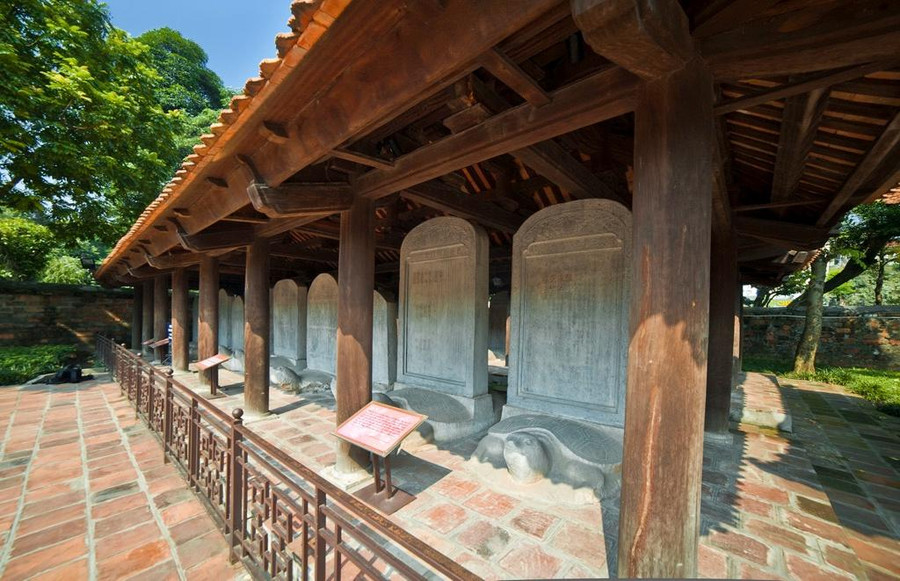 Lê Hy đỗ Đệ tam giáp đồng tiến sĩ xuất thân năm Giáp Thìn (1664) khi tròn 18 tuổi.