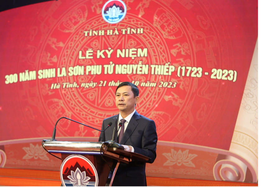 Ông Lê Ngọc Châu - Phó Chủ tịch UBND tỉnh Hà Tĩnh tóm tắt tiểu sử của danh nhân La Sơn phu tử Nguyễn Thiếp. (Ảnh: Vũ Long). Ông Lê Ngọc Châu - Phó Chủ tịch UBND tỉnh Hà Tĩnh tóm tắt tiểu sử của danh nhân La Sơn phu tử Nguyễn Thiếp. (Ảnh: Vũ Long).