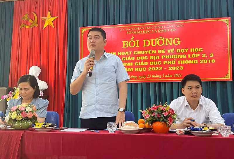 Ông Hồ Công Liêm – Phó Giám đốc Sở GD&amp;ĐT Lạng Sơn quán triệt các bài học kinh nghiệm khi thực hiện Chương trình mới.