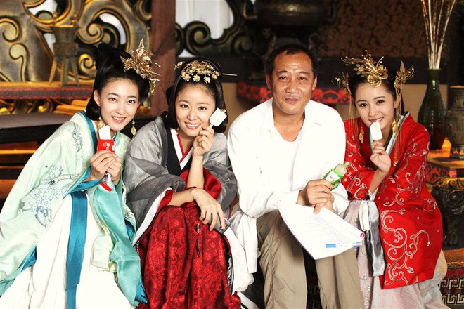 Ăn, uống những thứ mát lạnh cũng là một cách để giải tỏa cơn nóng. Trên phim trường Mỹ nhân tâm kế, dàn sao Vương Lệ Khôn, Lâm Tâm Như, Dương Mịch chọn cách ăn kem để giải nhiệt mùa hè. Bi hai hau truong sao Hoa ngu mac co trang giua mua he hinh anh 3 hau_truong_phim_3.jpg