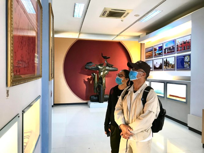 Du khách được phát khẩu trang và rửa tay sát khuẩn trước khi vào tham quan Bảo tàng Đà Nẵng.