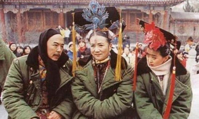 Trái ngược với mùa hè nóng bức, oi ả, những bộ phim có bối cảnh mùa hè nhưng lại quay vào mùa đông cũng khiến các diễn viên gặp rất nhiều khó khăn. Họ phải tìm đủ mọi cách để giữ ấm cơ thể, tránh để bản thân bị cảm lạnh, ốm sốt. Chẳng hạn như bộ phim cổ trang Hoàn Châu Cách Cách 2 có bối cảnh mùa hè nhưng lại khởi quay vào mùa đông. Khi kết thúc một cảnh quay, các diễn viên nhanh chóng mặc áo ấm, quàng khăn để giữ ấm cơ thể. Bi hai hau truong sao Hoa ngu mac co trang giua mua he hinh anh 6 hoan_chau_cach_cach_5632_1563507229.jpg